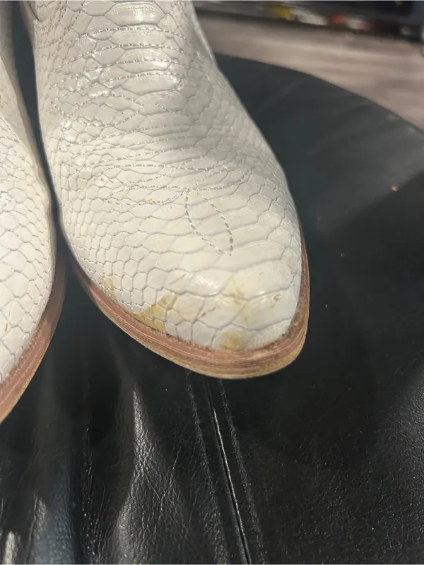 Coconuts by Matisse White Textured Western Heeled Boots see front for flaw - Image 9