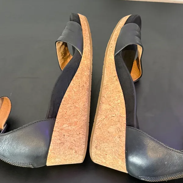 UGG Black Leather Wedge Sandals Womens 8.5 Zoe II Cork Ankle Strap 1102674 - Image 9