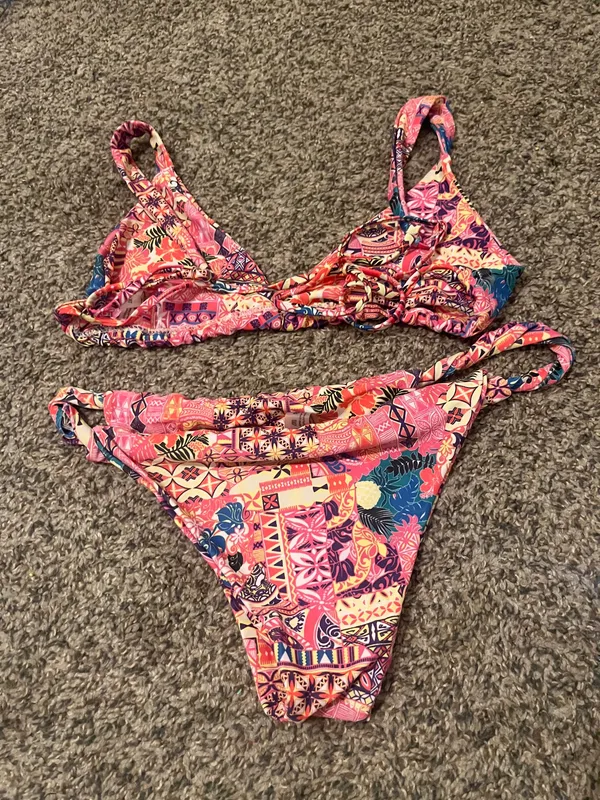 &merci Vibrant floral bikini set perfect for summer. Features a mix of red, pink, and blue hues for a standout look at the beach or pool. - Image 4