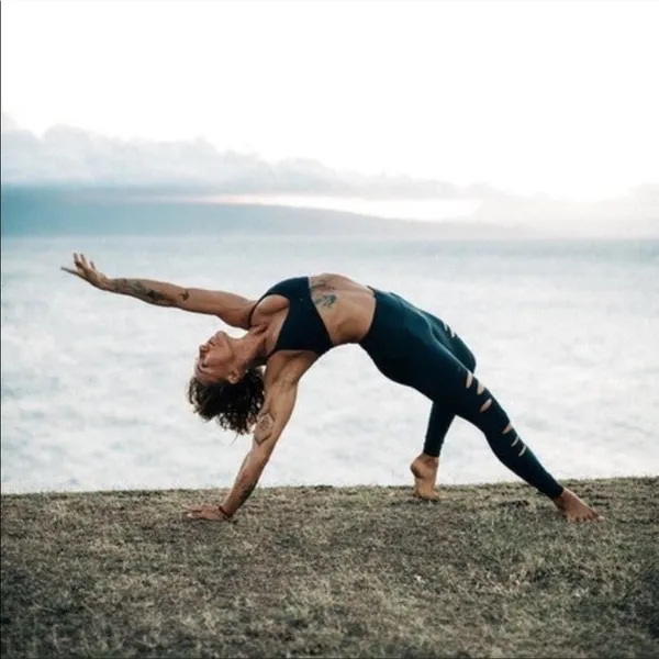 Alo Yoga High Waisted Ripped Warrior Legging in Black‎ Size Medium - Image 5