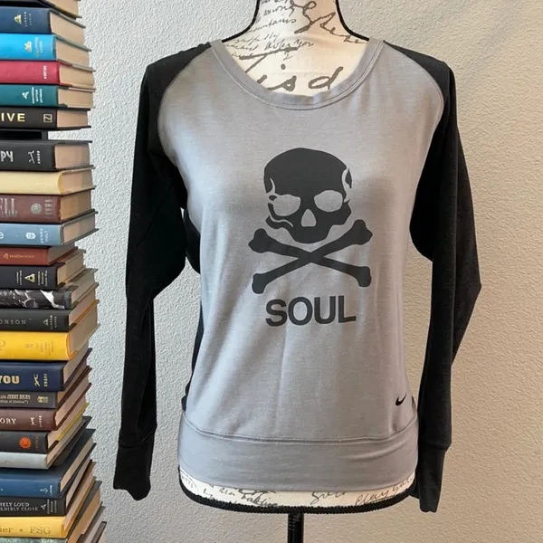 $85 NWT NIKE Soul Cycle pullover M - Image 2