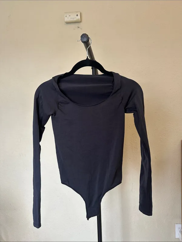 Skims ESSENTIAL LONG SLEEVE SCOOP NECK BODYSUIT Onyx Nwt Size S/M - Image 5