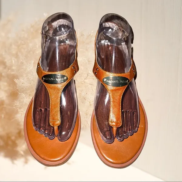 Michael Michael Kors camel colored gold plated thong sandals! - Image 4