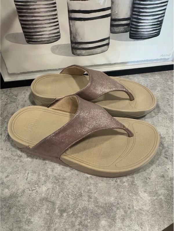 FitFlop Lulu model in a shiny rose gold finish. Size 6 - Image 4