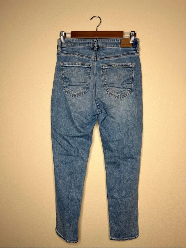 American Eagle Women Distressed Light Wash High Waisted Mom Jeans 2 Short Denim - Image 5