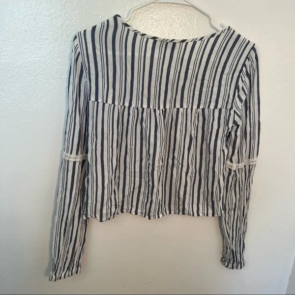 Hollister Women's Size XS Cropped Top Long Sleeve Keyhole White Blue Gray Stripe - Image 9