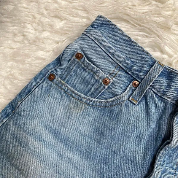 LEVI'S 501 MEDIUM WASH BLUE DENIM SHORTS BUTTON FLY HIGH RISE CASUAL BASIC Y2K - Image 2