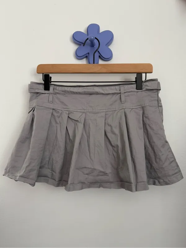 charlotte russe medium grey mini pleated skort belt minimal neutral academia Y2K - Image 4