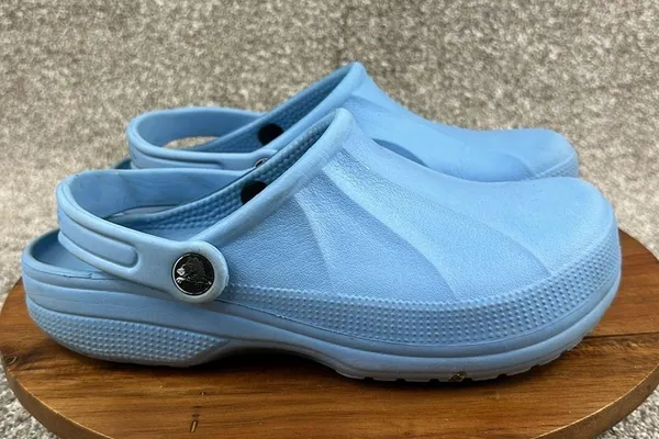 Crocs women’s 8 men’s 6 - Image 3