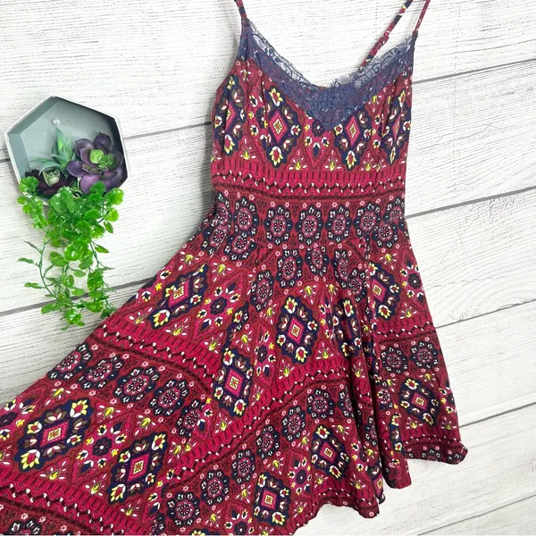 Hollister Bohemian Lace Trim Spaghetti Strap Mini Dress Size Medium Red Blue - Image 5
