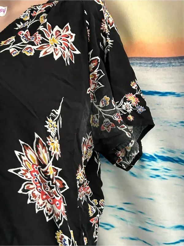 Old Navy Women’s Floral Print V-Neck Women's Top Blouse Black MD - Image 3