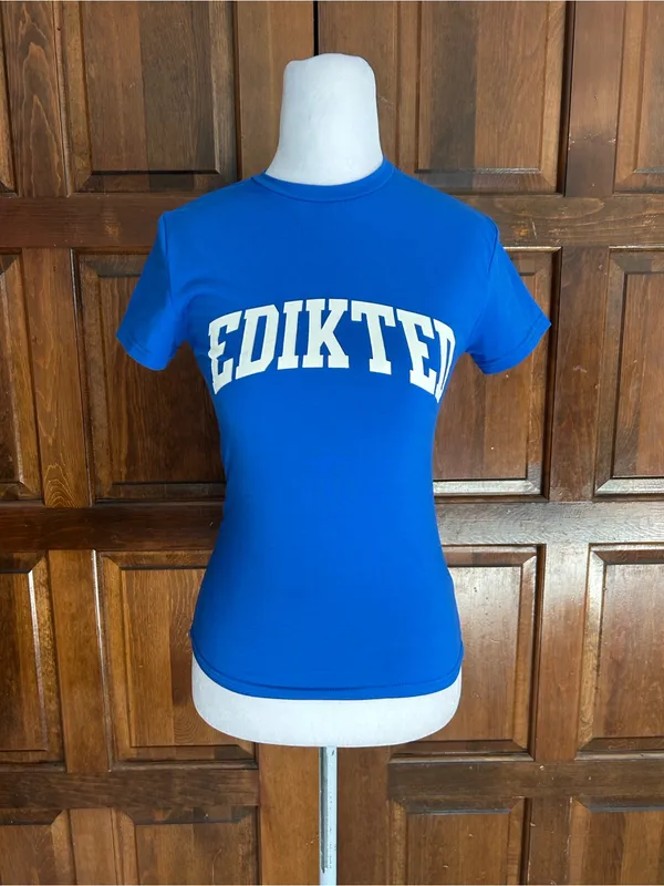 Edikted Sporty Babe T Shirt Blue Size XS Varsity Graphic Baby Tee Cropped NWT - Image 2