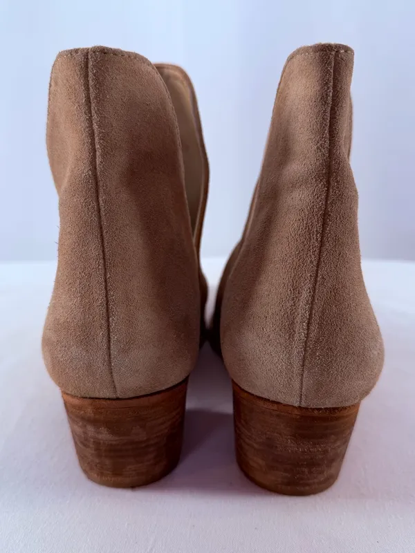 Free People Suede Pull On Pointed Toe‎ Bootie in Taupe Size 9 or 40 - Image 3