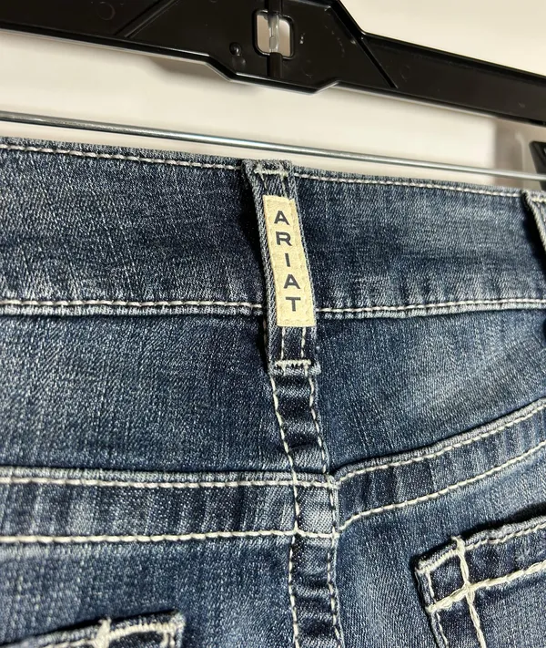 Ariat size 31 straight leg jeans, longer inseam/length - Image 6