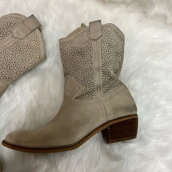 BCBGeneration ‘Bastille’ Cowboy Boots, Pull‎ On Boots Size 8 Bin 17 - Image 4
