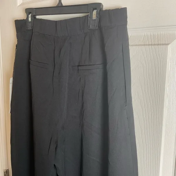 Lulumari Black Wide Leg Cropped Pants - Size Medium (NWT) - Image 4