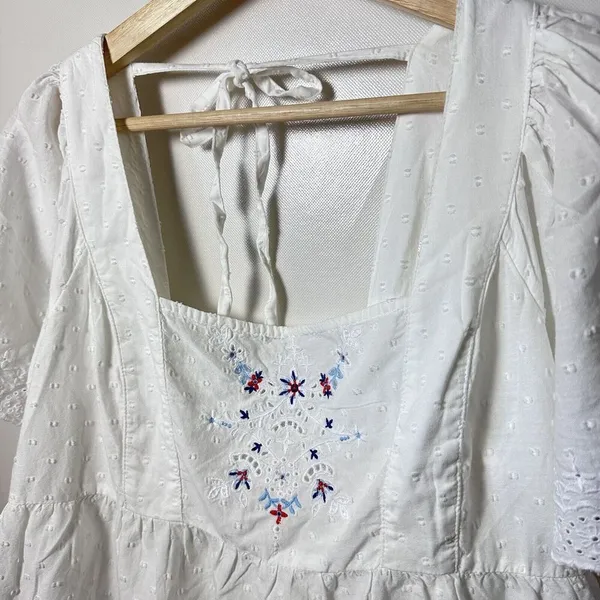 Old Navy Top Womens Med Peasant Eyelet White Blue Embroidery Boho Tie Back New - Image 2