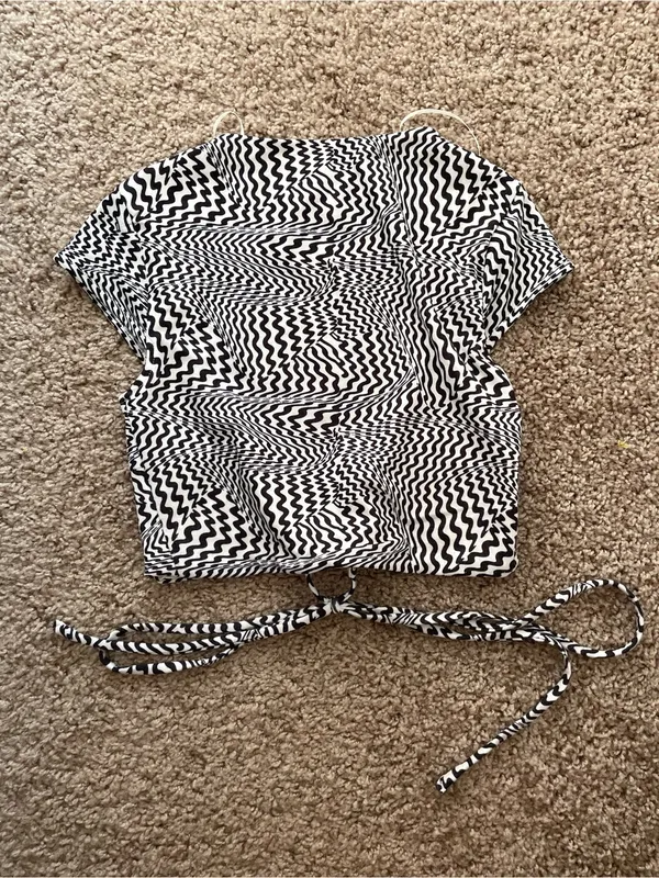 Princess Polly Black & White Zigzag Tie-Front Crop Top - Image 3