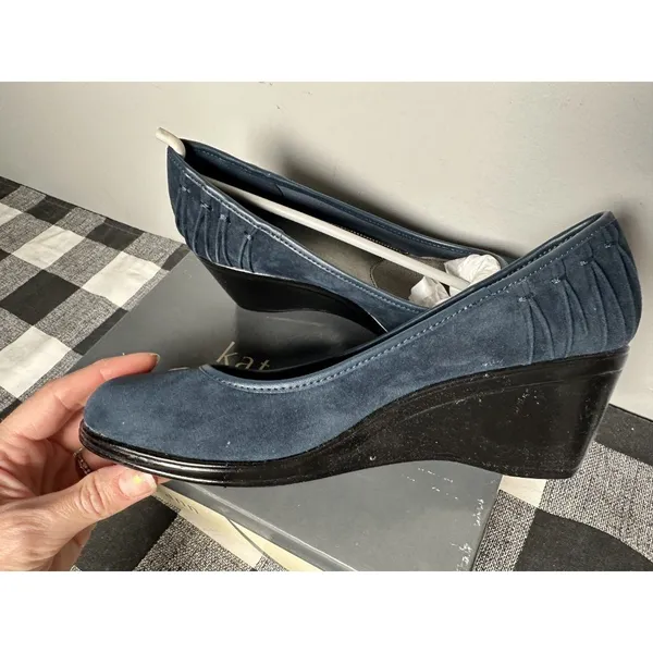 New Size 8 M Kate Ann Leah Mid‎ Wedge Pump Comfort Shoe Pleated Suede Blue - Image 6