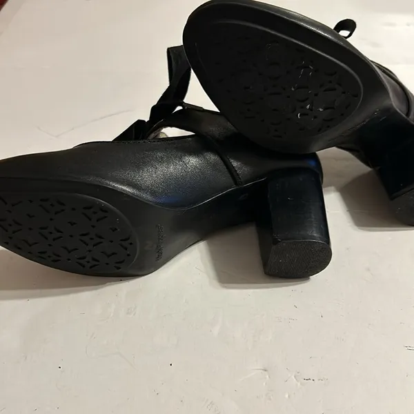 Black ankle strap hush puppies pumps size 6 - Image 5