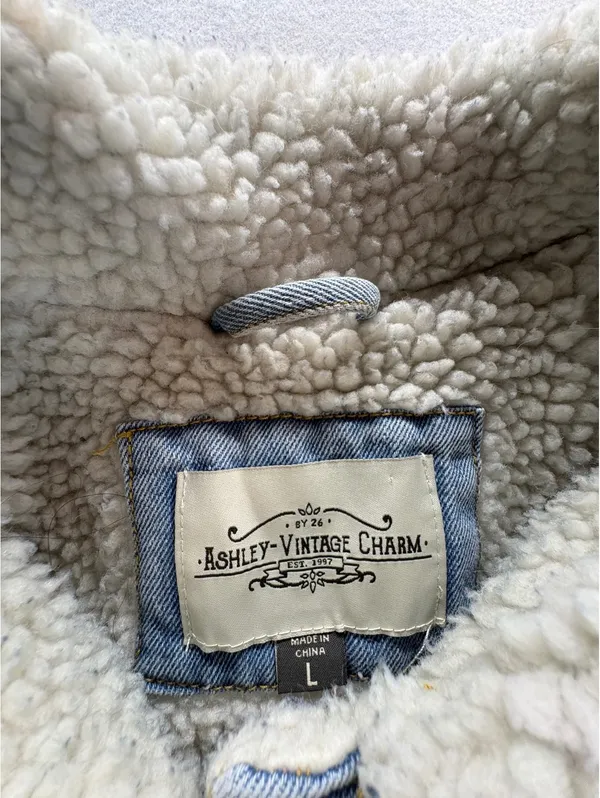 Ashley Vintage Charm Women’s L Sherpa Lined Distressed Denim Trucker Jacket - Image 5