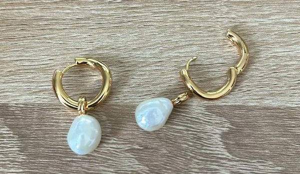 Gold wavy hoop with removable pearl drop - Image 3