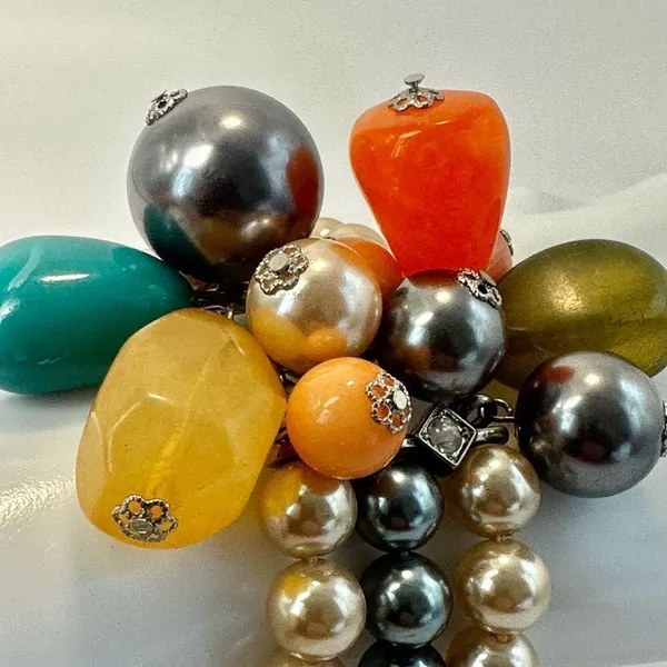 Triple strand faux pearl cluster beaded bracelet - Image 9