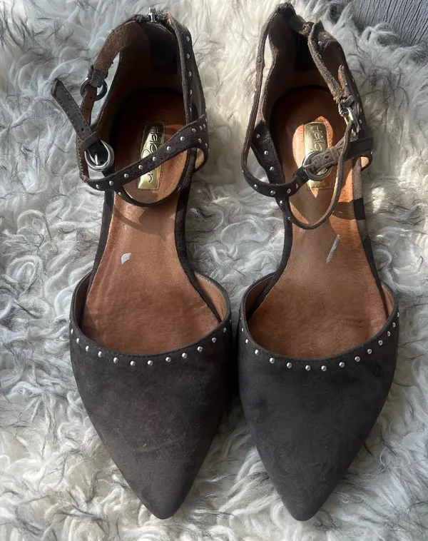 🤎 Halogen Studded Suede Heels - Size 7.5 Elegant and edgy! These pointed-toe heels by Halogen feature a soft suede finish and silver stud detailing for a chic, modern look. ✨ Size 7.5 – true to size ✨ Rich taupe/brown suede ✨ Adjustable ankle strap with silver buckle ✨ Studded detail around toe and straps ✨ Gently worn – great condition Perfect for date night, office outfits, or elevated everyday looks! - Image 2