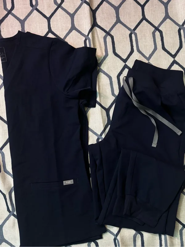 Figs Navy Scrub Set/ Zamora Joggers/ Casma top/ size small NWOT - Image 3