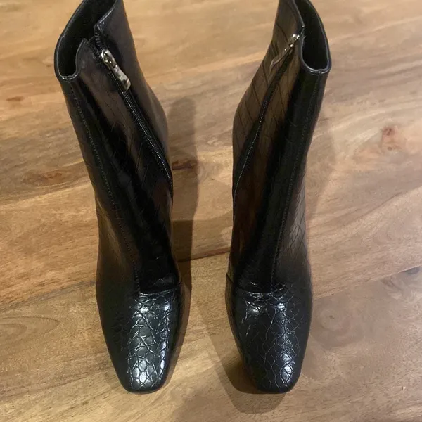 PrettyLittleThing Black Heeled Boots with Sculptural Heel - Image 3