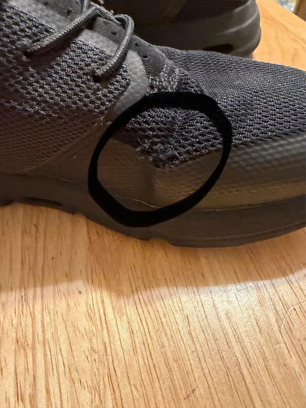 On Cloud Play Youth 2 pre-owned Black - please see pic left shoe appears to have stitching knicked and can see wear on bottom - Image 4