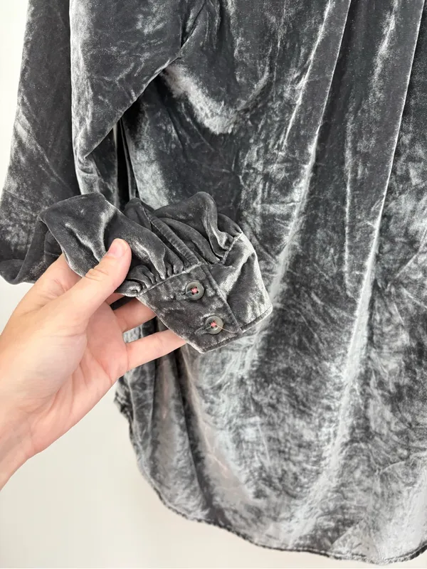 Pilcro by Anthropologie Gray Silver Velvet Blouse size Small - Image 6