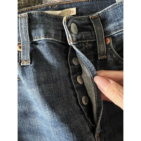 Levis Women’s Wedgie Skinny Medium Wash Button Fly Raw Hem Size‎ 26 - Image 7