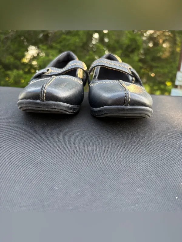 Clarks Black Mary Jane Flats with Contrast Stitching Sz 9.5 - Image 3