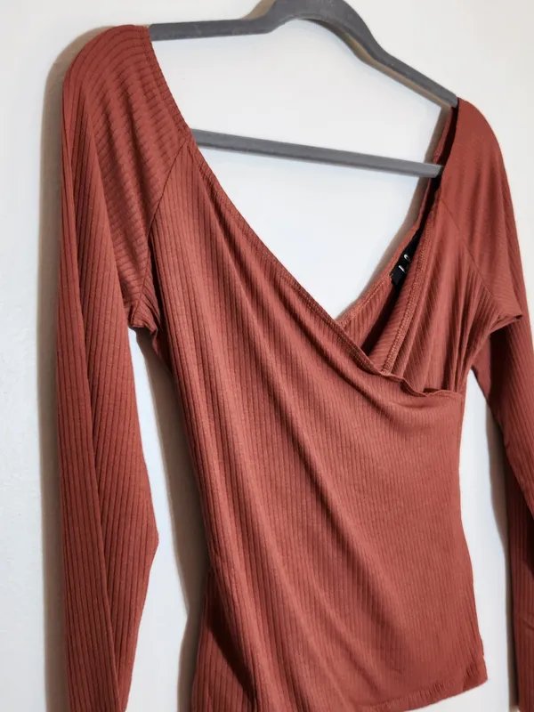 Lulus Rust Red Surplice Ribbed Knit Top Size Medium NWT - Image 4
