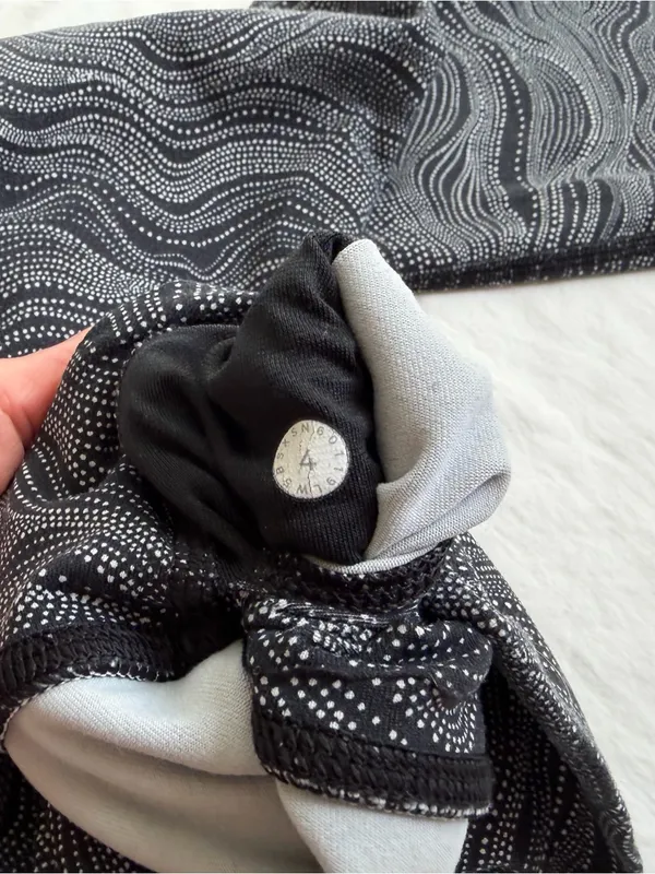 Lululemon Wunder Under Crop Leggings Size 4 Black White‎ Wave Print - Image 5