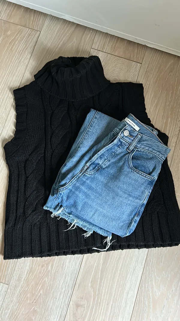 Women’s 90s Boyfriend Style Medium Wash Denim Raw Hem Jeans - Image 9