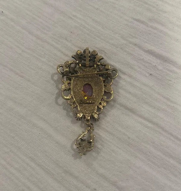 Coventry gold brooch - Image 2