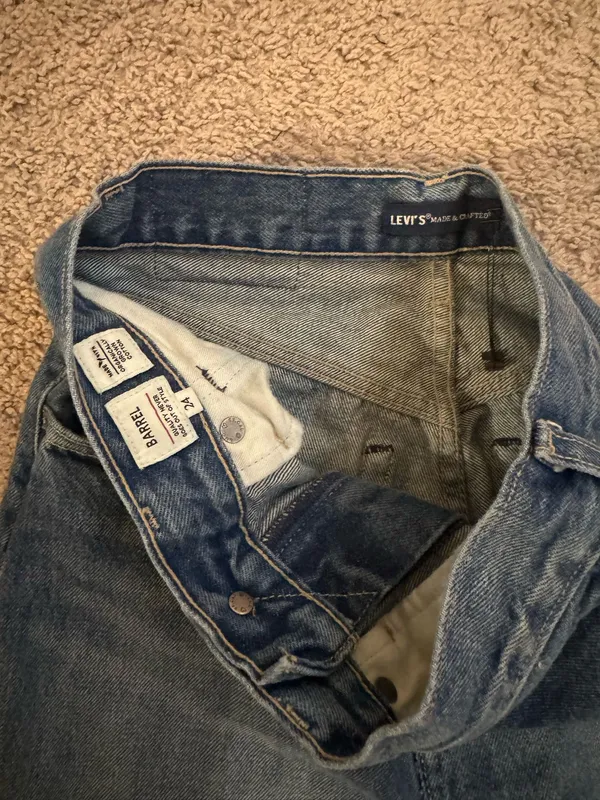 NWOT Levi Barrel Jeans - Image 6