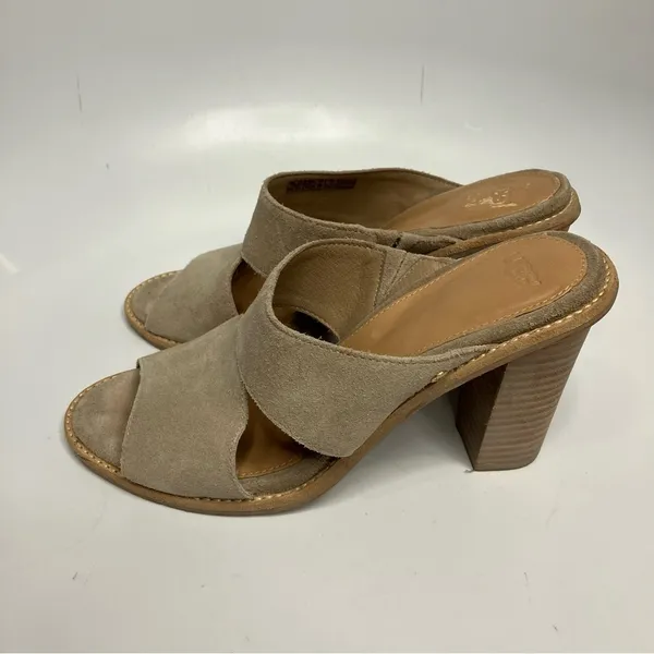 UGG Women’s Celia slide sandals‎ with stacked heel size 7 - Image 4