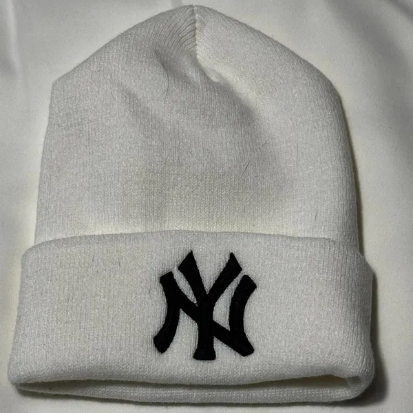 T302. New York Yankees white beanie - Image 2