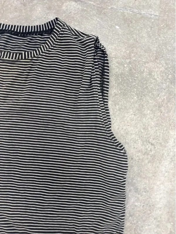 Women’s size medium athletic top Black - Image 2