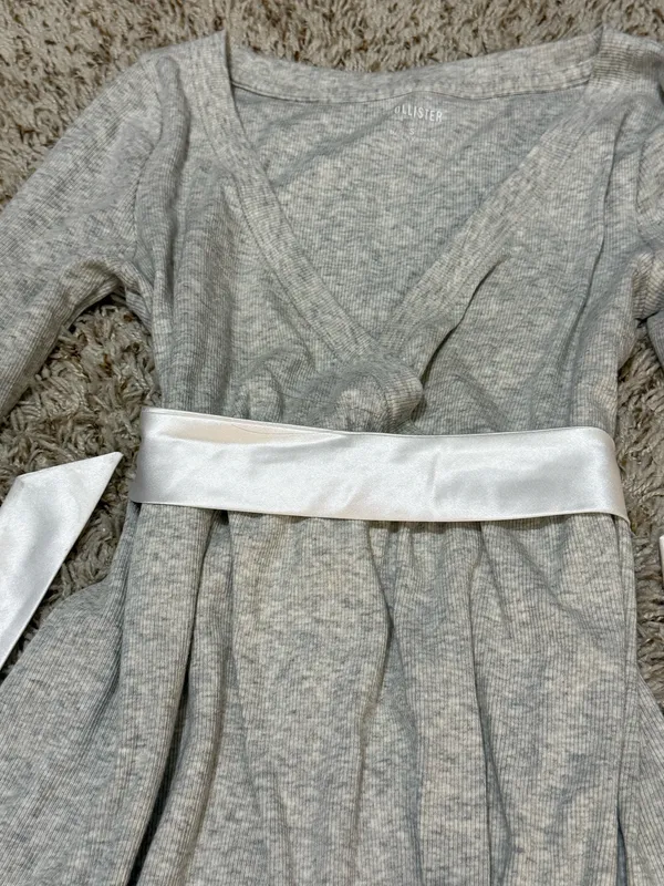 Hollister Y2K Gray Long Sleeve Mini Dress Top with White Satin Bow Belt - Image 2