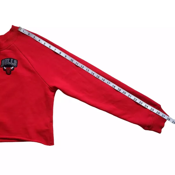 Chicago Bulls NBA Crop Sweatshirt Womens Large Red Crewneck Pullover Long Sleeve - Image 7