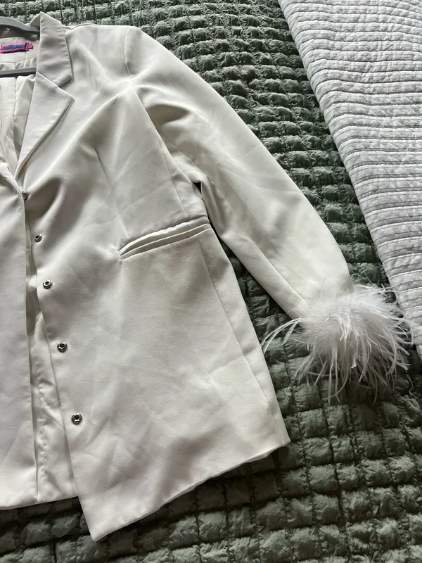 Edikted White feathered blazer with button-up front and pockets #glamour #party #festival - Image 3
