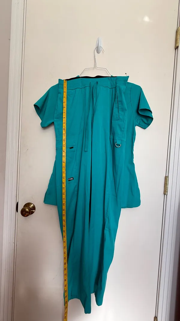 Stylish turquoise scrub ensemble from Grey's Anatomy. Features a V-neck top and matching pants. - Image 10