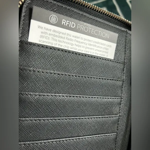 SIMPLY NOELLE JET SETTER WALLET black.NWT. - Image 12