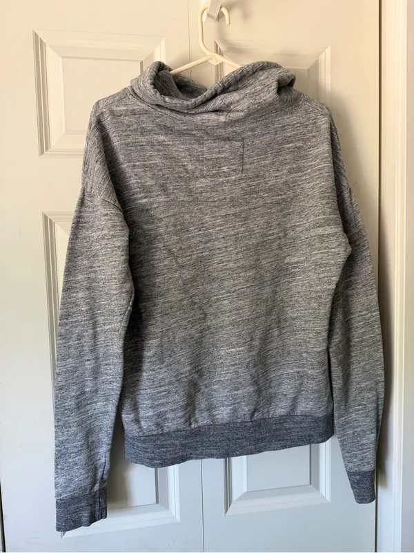 Juniors 1x Gray Crewneck Sweatshirt with Maroon LOVE Graphic - Image 4