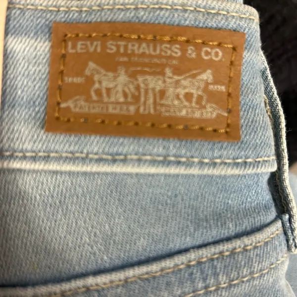 Levi's 535 Ultra Low Rise Legging Crop NWT Size 27 Light Wash Color Variation - Image 10