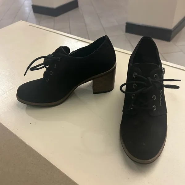 Boots Chic Black Lace-Up Heeled Boots Like New! 7 1/2M-White Mountain Built well - Image 8